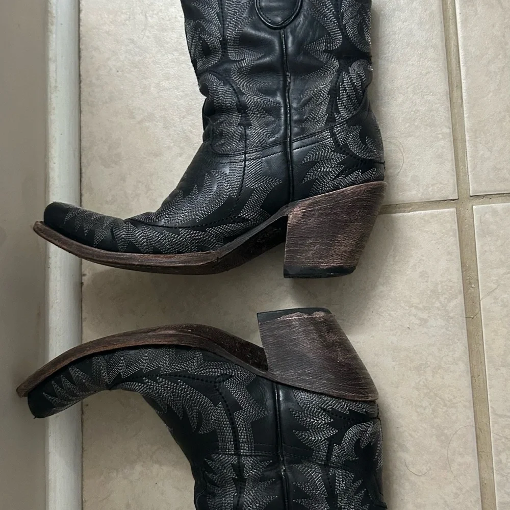Black Western-Style Women's Boots - Picture 7 of 8
